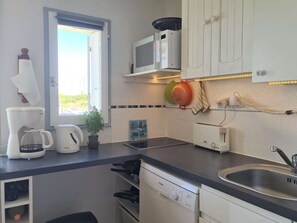 Fridge, stovetop, dishwasher, coffee/tea maker - T2 Apartment with cabin, sleeps 4, port view, parking, near beach (Cap d'Agde)