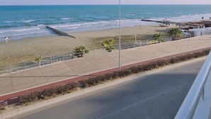 Una carretera costera con vista a la playa y al océano.