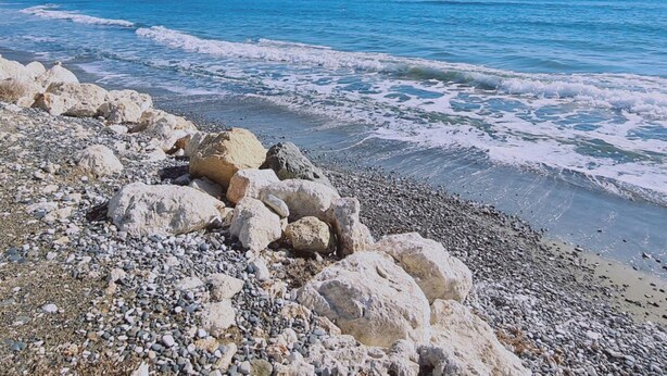 A rocky beach with waves crashing onto the shore. - 10 MEN - Stay Crystal Waves Maisonette (Meneou)