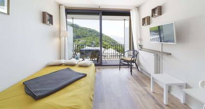 Bright Apartment for 4 Near Ski Slopes - Balcony and Ski Locker