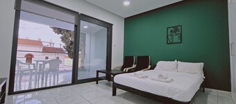 109 LIM 2 - Stay Cypress Studio