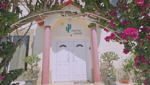 A building entrance with a sign reading "Cactus House 4". - 122 VOR - Stay Cactus House (Oroklini)