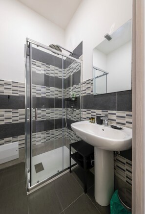 Shower, hair dryer, bidet, towels - Vacation Home Nemesis Tyche (Salerno) (Salerno)