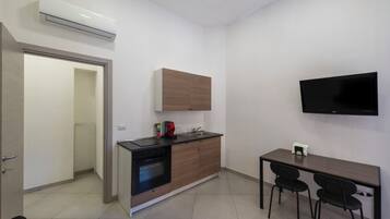 Frigorifero, forno, piano cottura, macchina per tè/caffè