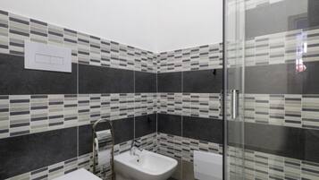 Doccia, asciugacapelli, bidet, asciugamani