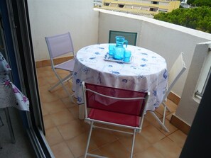 Outdoor dining - 2-Room Apartment + Cabin with Air Conditioning - Port Camargue (Port Camargue)