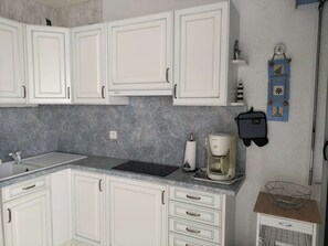 Fridge, oven, stovetop, coffee/tea maker - 2-Room Apartment + Cabin with Air Conditioning - Port Camargue (Port Camargue)