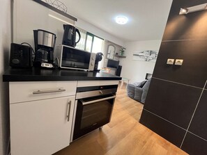Kühlschrank, Mikrowelle, Ofen, Wasserkocher mit Kaffee-/Teezubehör