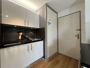 Kühlschrank, Mikrowelle, Ofen, Wasserkocher mit Kaffee-/Teezubehör