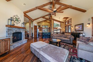 TV, fireplace, offices - Compass By Tahoe Getaways Luxury 3BR - Access to HOA and Free Ski Shuttle! (Truckee)