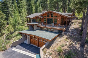 Exterior - Compass By Tahoe Getaways Luxury 3BR - Access to HOA and Free Ski Shuttle! (Truckee)