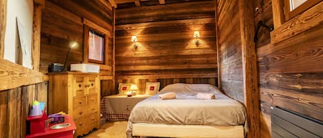 6 bedrooms, travel crib, free WiFi, bed sheets