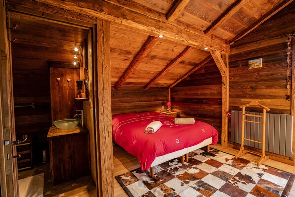 6 bedrooms, travel crib, free WiFi, bed sheets