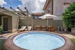 Outdoor dining - Terrace Delight House w/ Jacuzzi by HostWise (Porto)