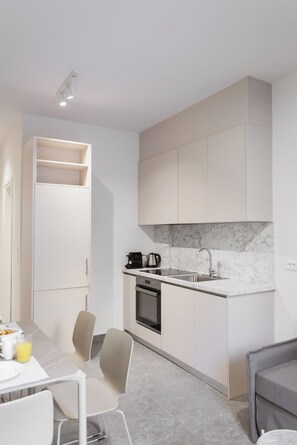 Kühlschrank, Mikrowelle, Ofen, Herdplatte