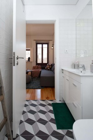 Doccia, asciugacapelli, asciugamani, shampoo