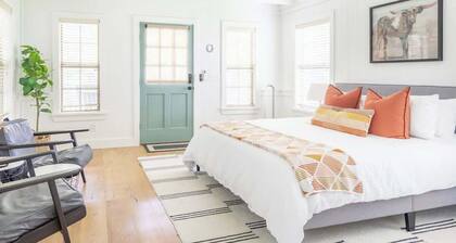 Cottage for 2 in the Heart of Round Top!