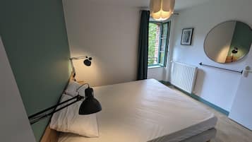 2 bedrooms, travel cot, WiFi, bed sheets