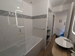 Sèche-cheveux, serviettes fournies, savon, papier toilette