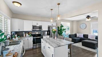 Kjøleskap, mikrobølgeovn, ovn og kokeplater