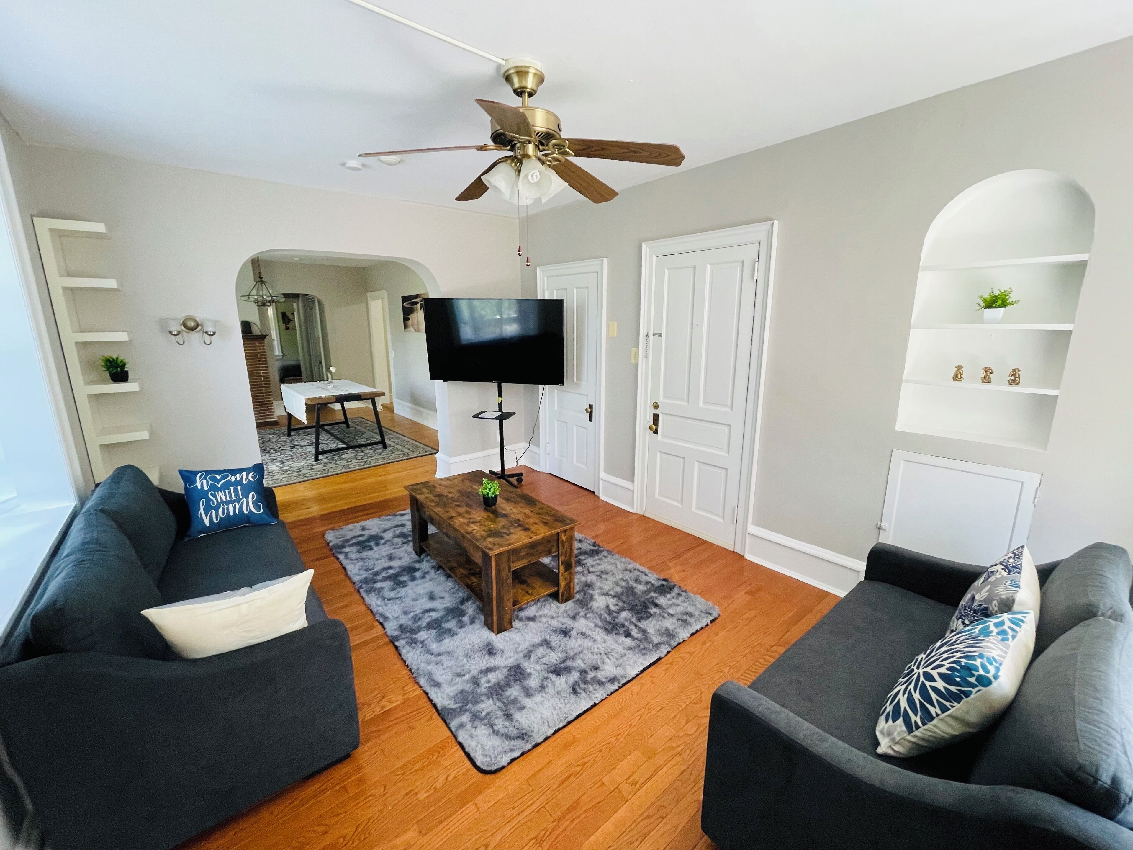 Amazing, spacious, large 2 bedroom 1 bath apartment
