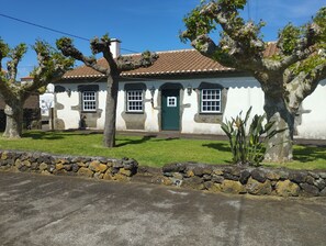 Exterior - Casa das Vaquinhas, charming retreat located on the picturesque Terceira island (Altares)