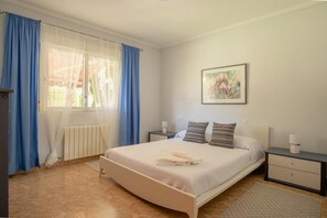 5 chambres, fer et planche à repasser, lit de bébé portatif