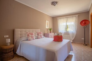 5 habitaciones, tabla de planchar con plancha y cuna de viaje 