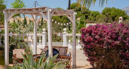 5-bed chalet in Albir, with swimming pool, AC, 20-min-walk to beach.