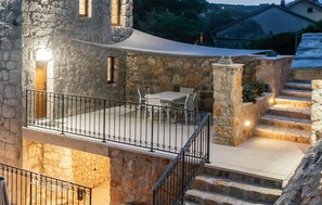 Outdoor dining - Awesome home in Zmijavci with WiFi (Zmijavci)