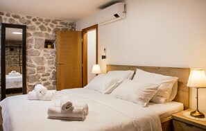 3 bedrooms, travel cot, free WiFi, bed sheets - Lovely home in Zmijavci with private swimming pool, can be inside or outside (Zmijavci)