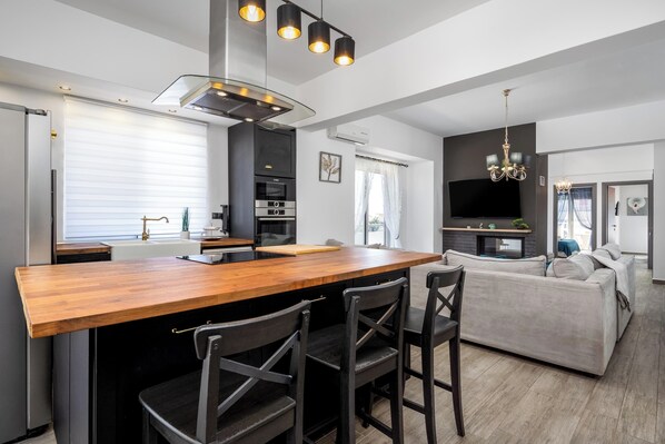 Fridge, microwave, oven, stovetop - Emerald City Apartment (C6MF+RJ2 Rhodes, Greece)