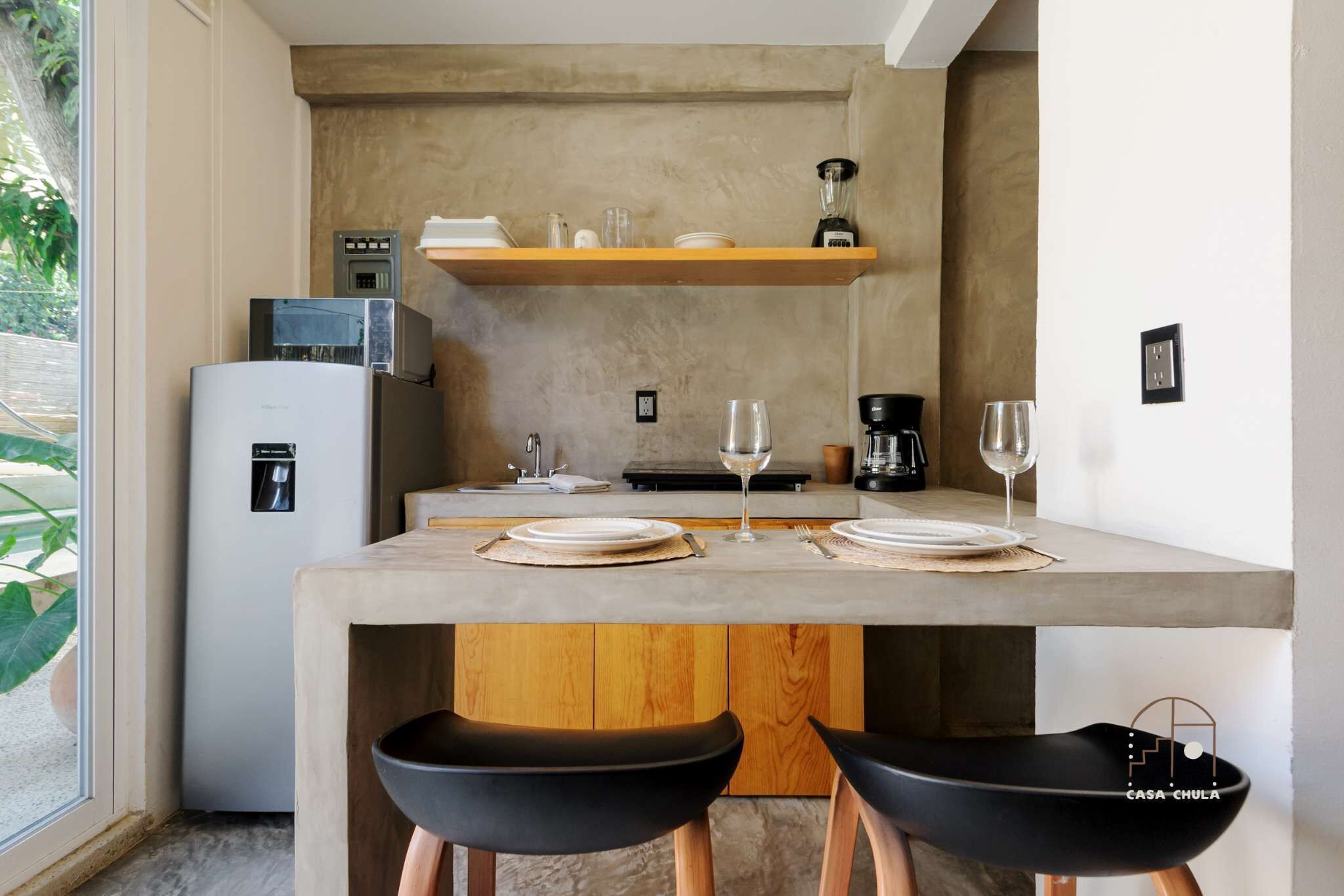 Jääkaappi, mikroaaltouuni, kahvin-/teenkeitin