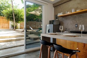 Kühlschrank, Mikrowelle, Wasserkocher mit Kaffee-/Teezubehör