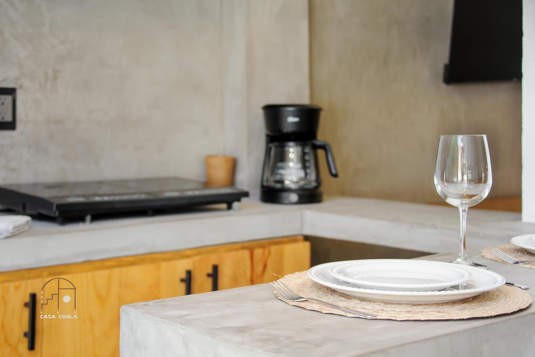 Jääkaappi, mikroaaltouuni, kahvin-/teenkeitin