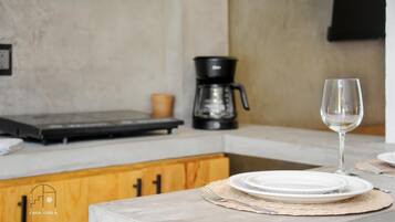 Jääkaappi, mikroaaltouuni, kahvin-/teenkeitin