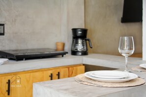 Kühlschrank, Mikrowelle, Wasserkocher mit Kaffee-/Teezubehör