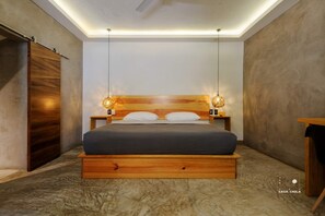 Une chambre moderne avec un cadre de lit en bois, un matelas gris et deux lampes de chevet.