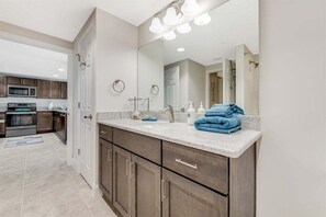 Fridge, microwave, oven, stovetop - Ocean Star at The Aruba (Daytona Beach)