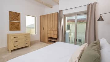 4 bedrooms, desk, WiFi