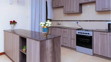 Departamento familiar | Cocina privada | Refrigerador, microondas, utensilios de cocina y comedor