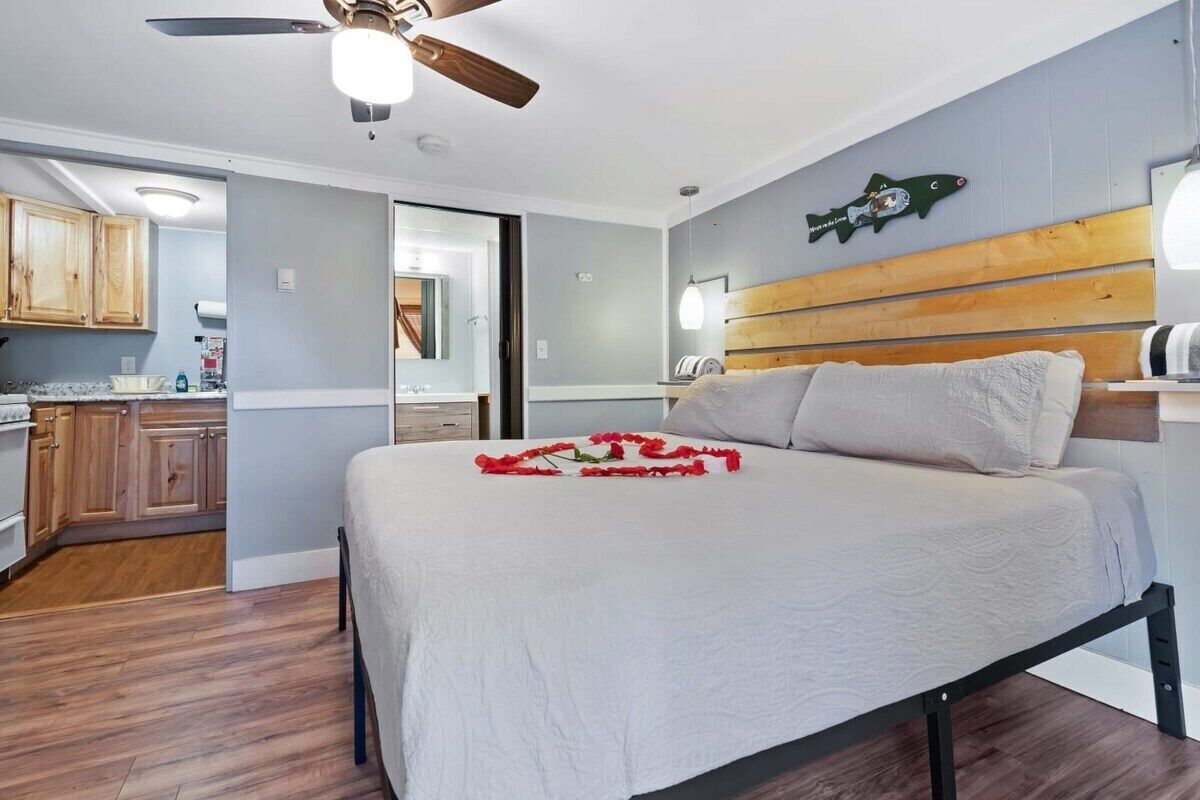 1 bedroom, desk, iron/ironing board, WiFi