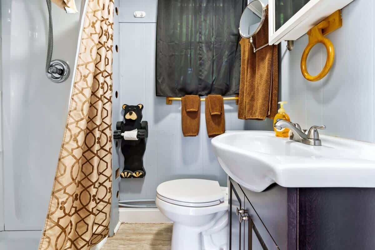 Douche, sèche-cheveux, serviettes fournies