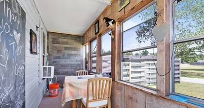 Heart of the White Mountains Cottage w Hot Tub! #3
