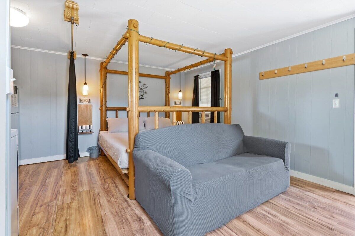 1 bedroom, desk, iron/ironing board, WiFi