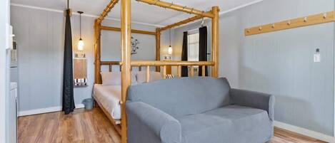 1 habitación, escritorio, tabla de planchar con plancha y wifi