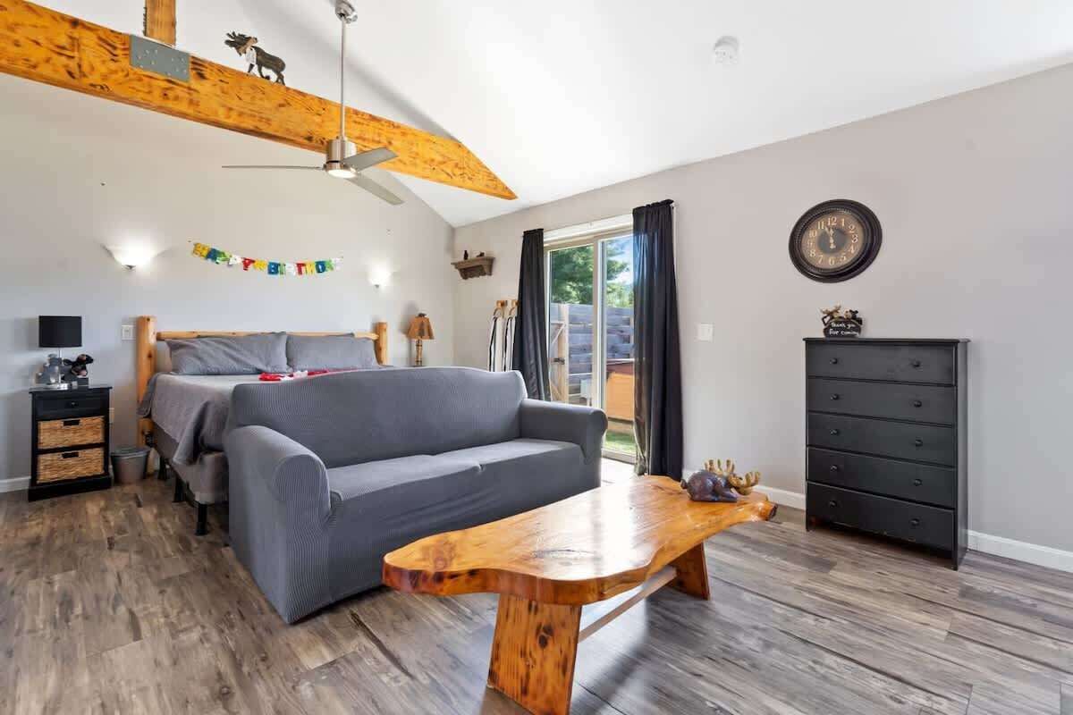 TV, fireplace, offices