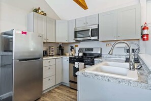 Kjøleskap, mikrobølgeovn, ovn og kokeplater