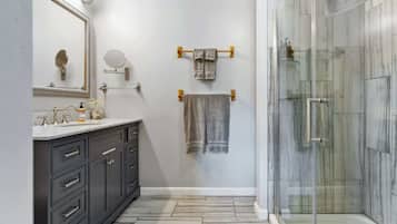 Dusche, Haartrockner, Handtücher