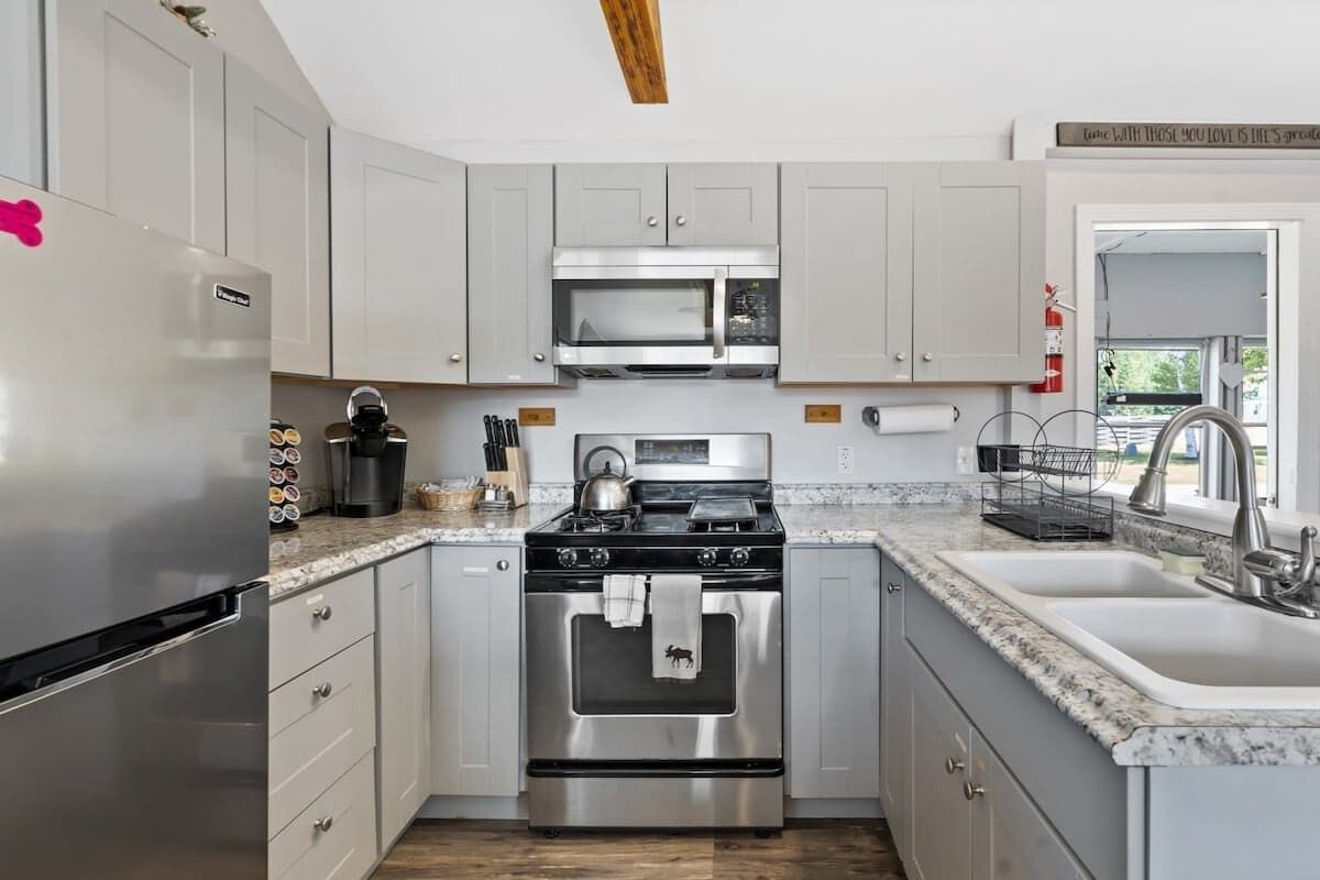 Jääkaappi, mikroaaltouuni, uuni, liesi